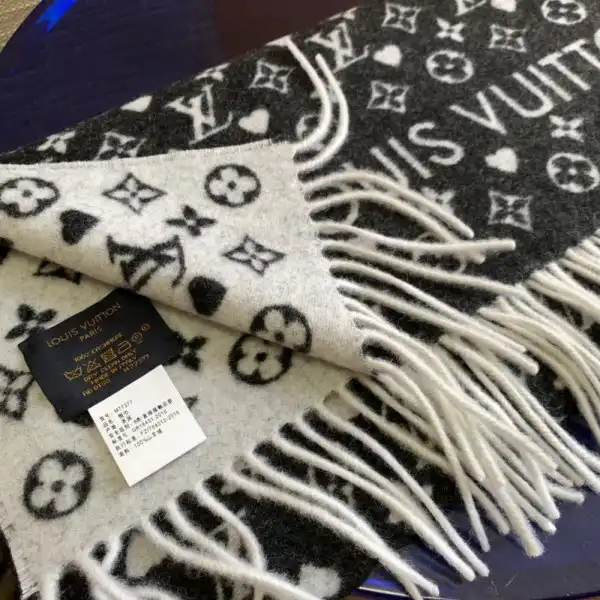 Aaa replica ru LOUIS VUITTON GAME ON SCARF 0124