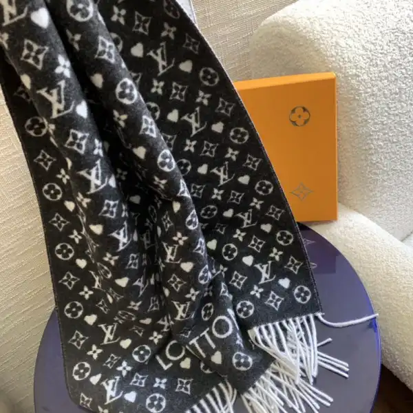 Aaa replica ru LOUIS VUITTON GAME ON SCARF 0124