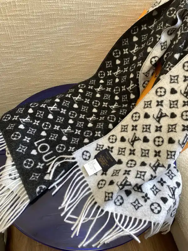 Aaa replica ru LOUIS VUITTON GAME ON SCARF 0124