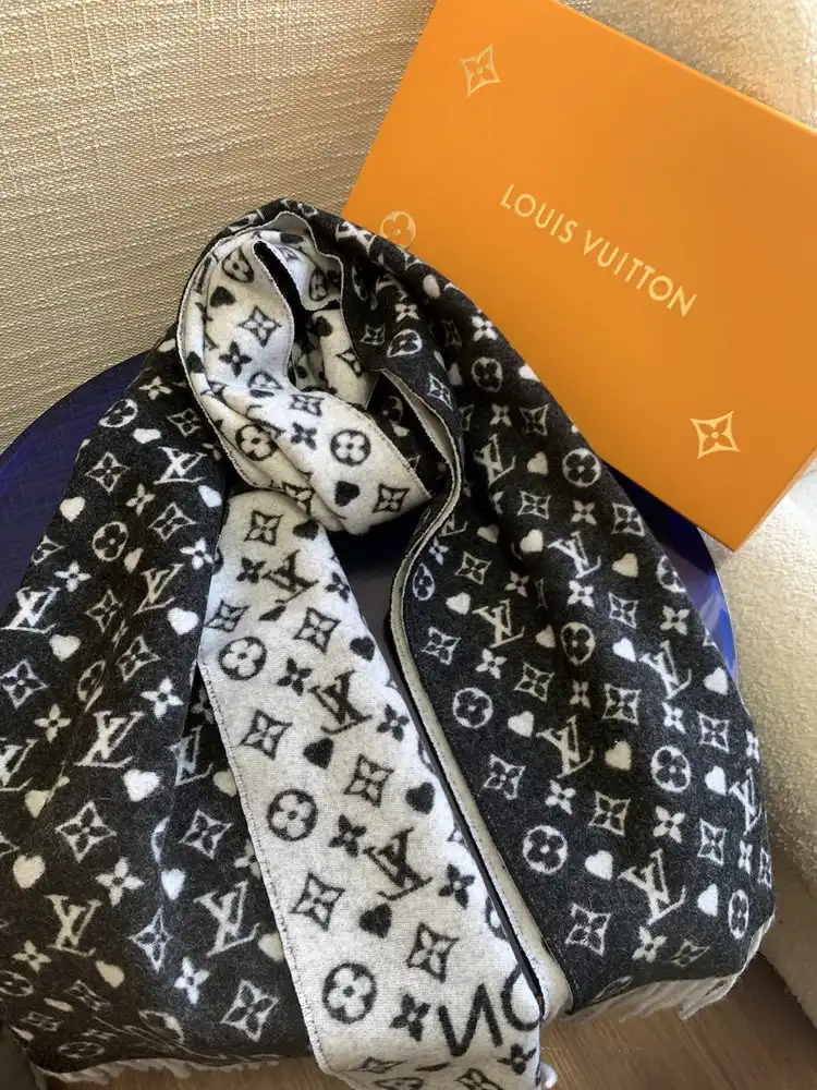 Aaa replica ru LOUIS VUITTON GAME ON SCARF 0124