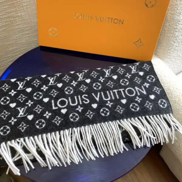 Aaa replica ru LOUIS VUITTON GAME ON SCARF 0124