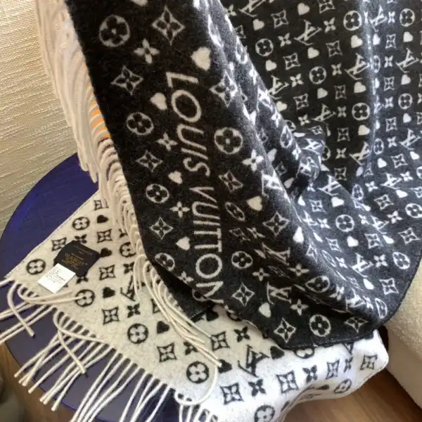 Aaa replica ru LOUIS VUITTON GAME ON SCARF 0124