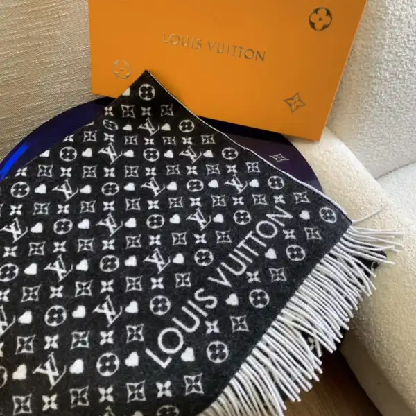 Aaa replica ru LOUIS VUITTON GAME ON SCARF 0124